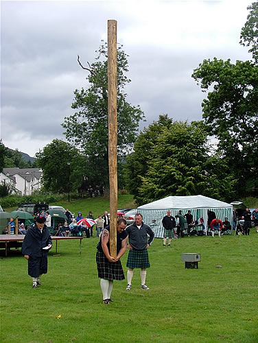 Killin's Stuart Anderson tossing the caber